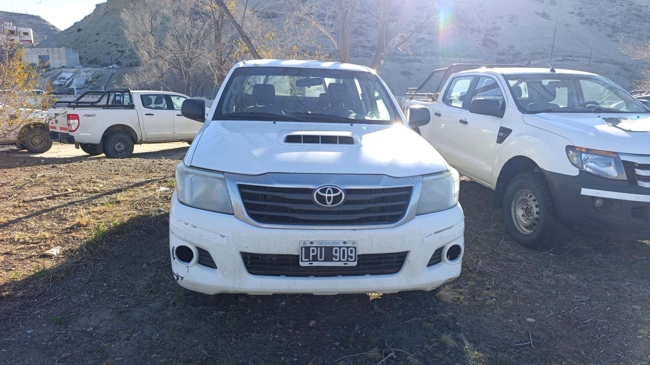 TOYOTA PICK-UP HILUX 4X4 CABINA DOBLE DX PACK 2.5 TDI, Año 2012. DOM: LPU909. Ubicación: Comodo Rivadavia, provincia de Chubut