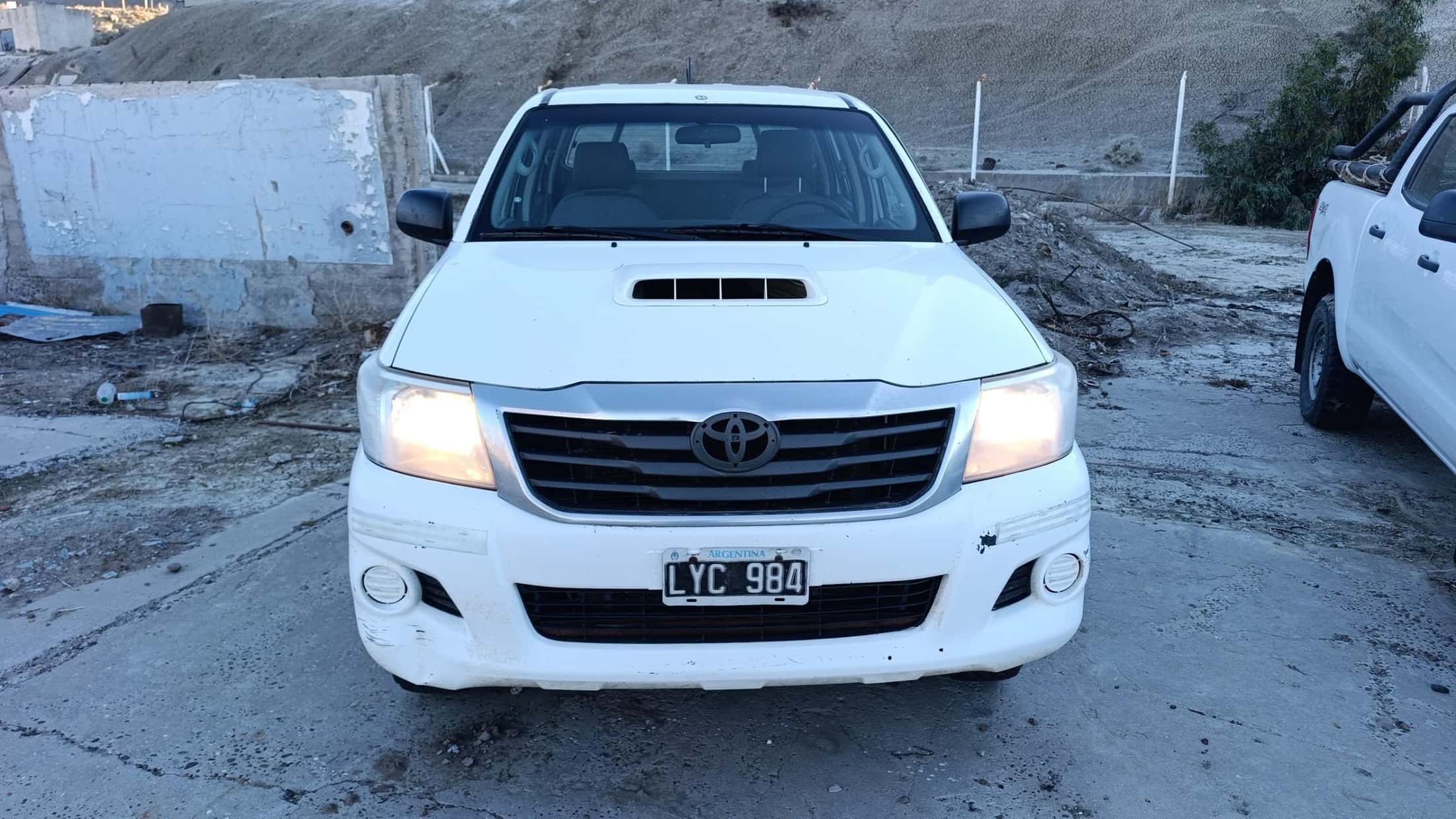 TOYOTA PICK-UP HILUX 4X4 CABINA DOBLE DX PACK 2.5 TDI, Año 2012. DOM: LYC984. Ubicación: Comodo Rivadavia, provincia de Chubut