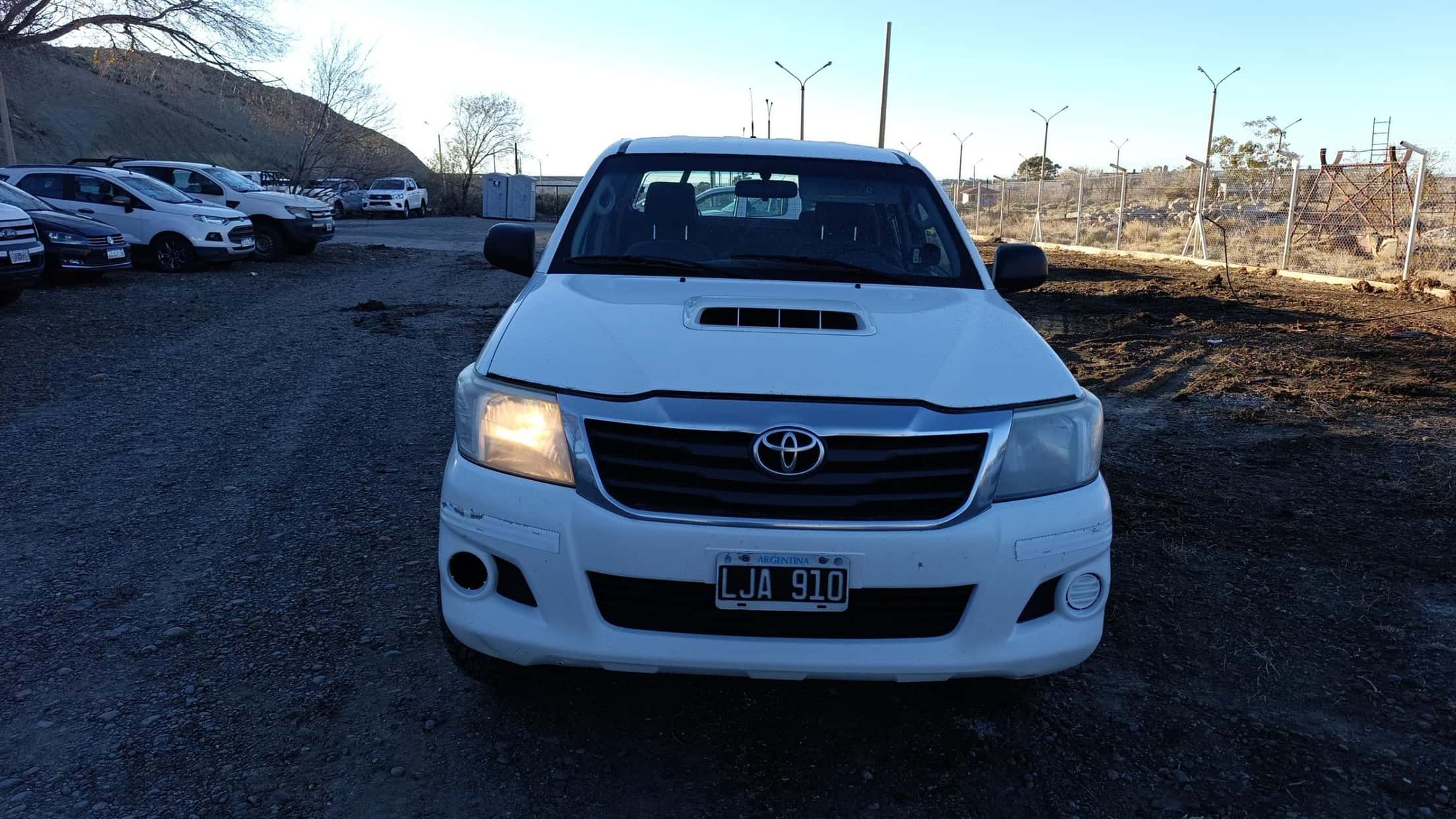 TOYOTA PICK-UP HILUX 4X4 CABINA DOBLE DX PACK 2.5 TDI, Año 2012. DOM: LJA910. Ubicación: Comodo Rivadavia, provincia de Chubut