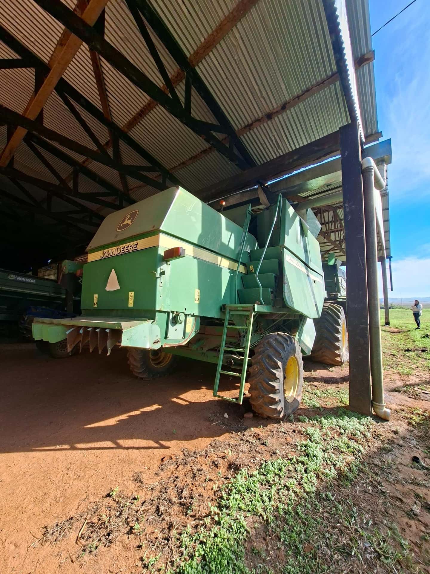 JHON DEERE COSECHADORA 1550, Año 2003. DOM: TAO322. Ubicación: Estancia San Jose, Departamento San Juan Bautista, Misiones, Paraguay.