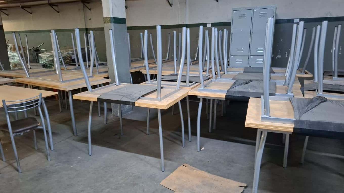 MESAS Y SILLAS, Cantidad: 197 unidades, Condición: usado, con posibles faltantes. LOC: AVELLANEDA, provincia de Buenos Aires