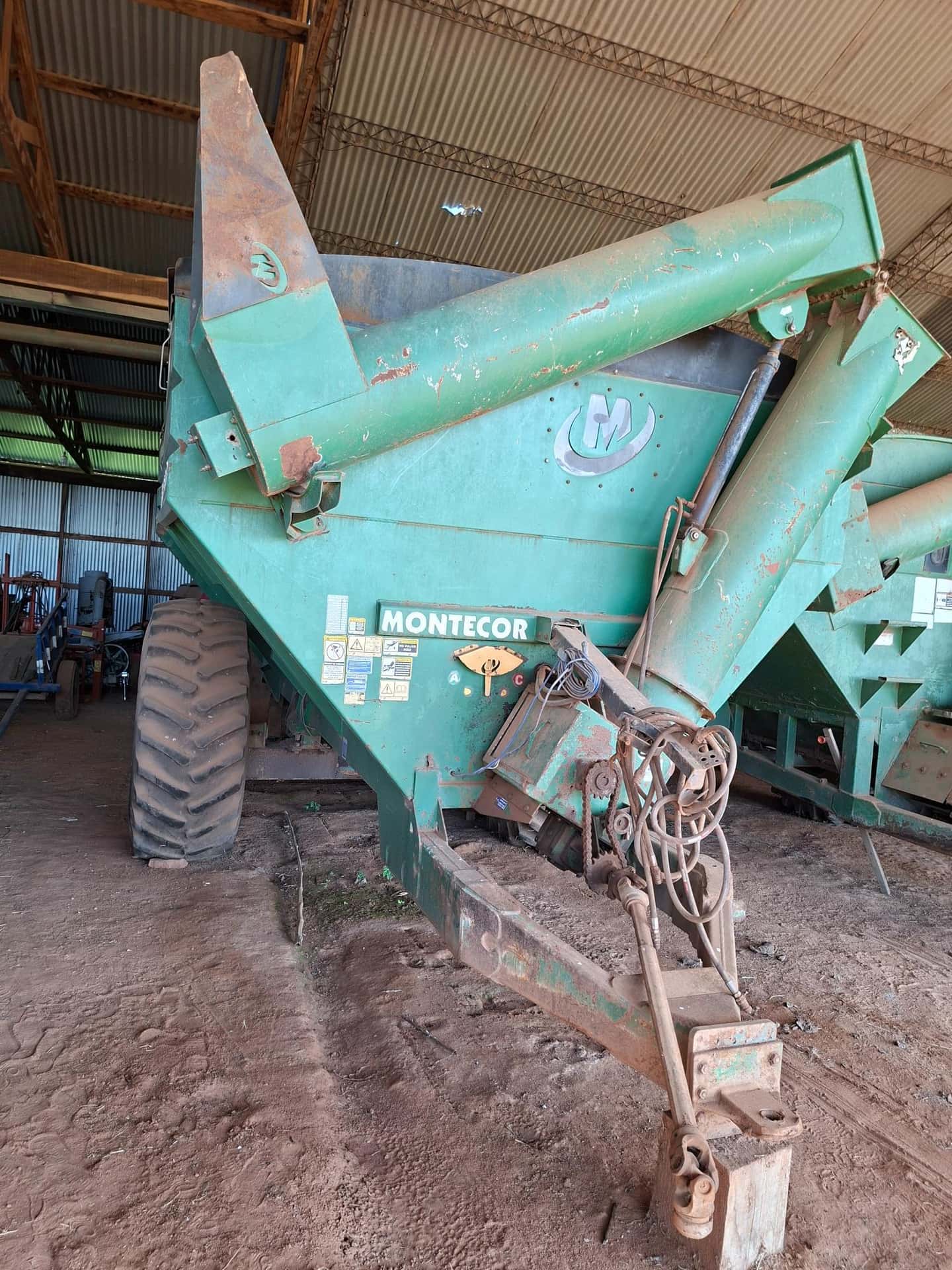 TOLVA  MONTECOR , Cantidad: 1 unidad, Condición: usado, con posibles faltantes. LOC: Estancia San Jose, Departamento San Juan Bautista, Misiones, Paraguay.