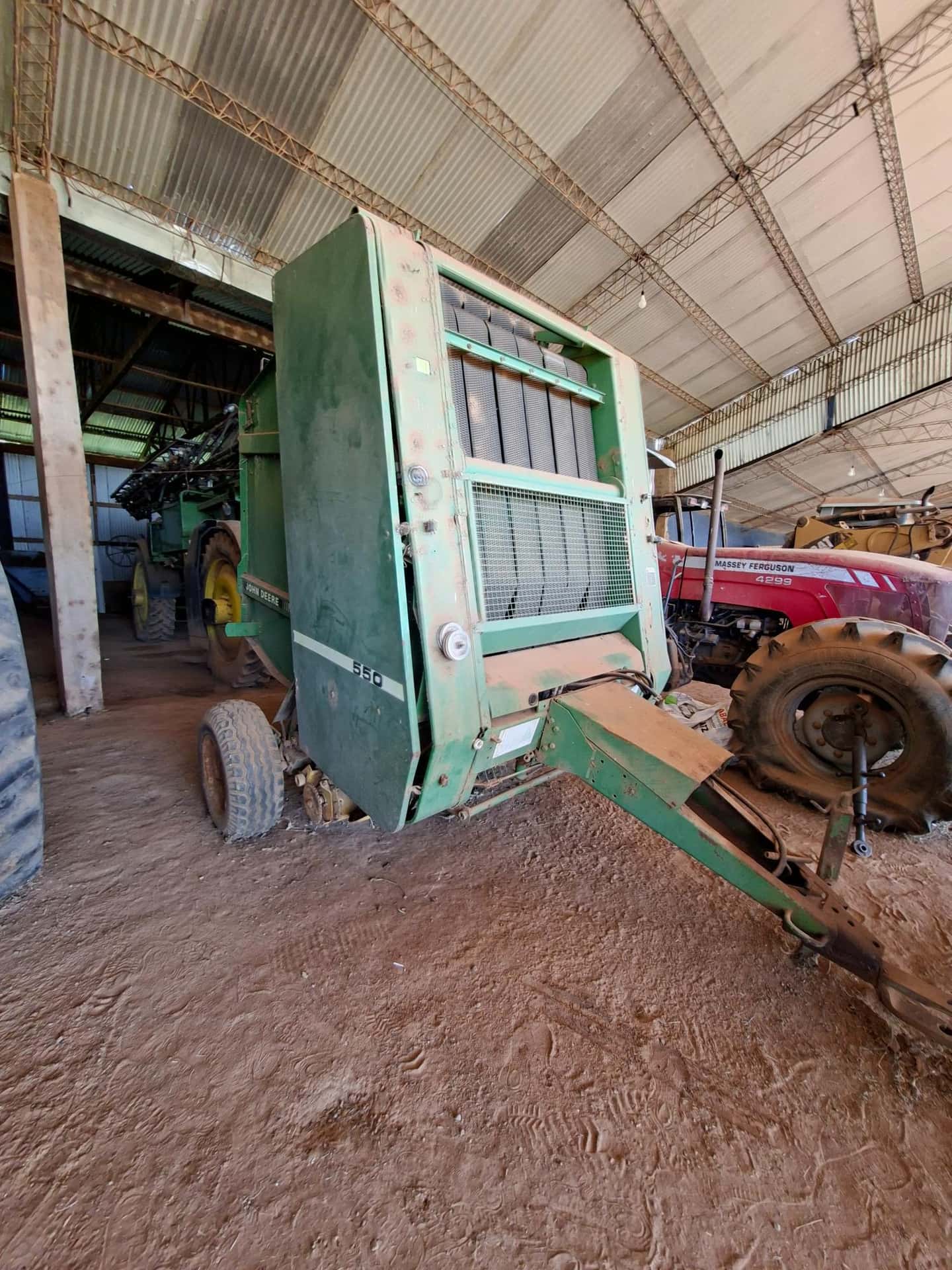 ENFARDADORA JOHN DEERE 550, Cantidad: 1 unidad, Condición: usado, con posibles faltantes. LOC: Estancia San Jose, Departamento San Juan Bautista, Misiones, Paraguay.
