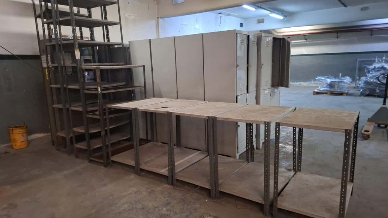 LOCKERS Y ESTANTERIAS, Cantidad: 27 unidades, Condición: usado, con posibles faltantes. LOC: AVELLANEDA, provincia de Buenos Aires