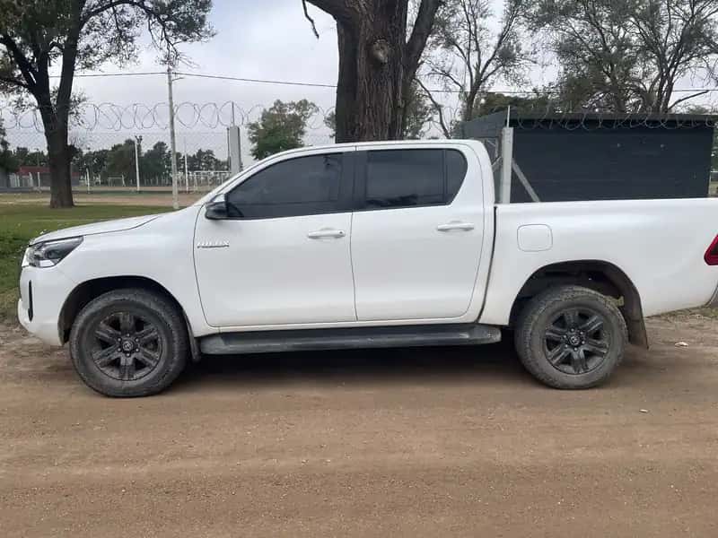 TOYOTA HILUX 4x2 DC SRV 2.8 TDI 6 AT año 2022