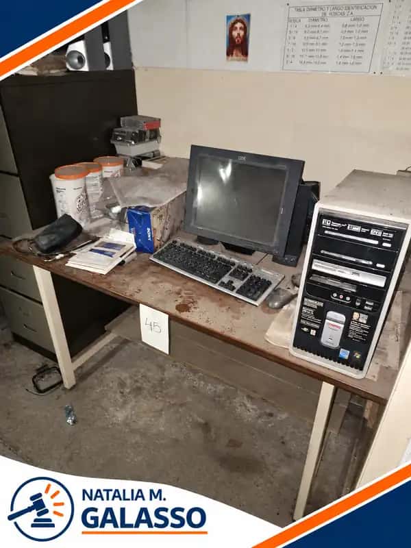 Mesa escritorio con equipo computacion y musica