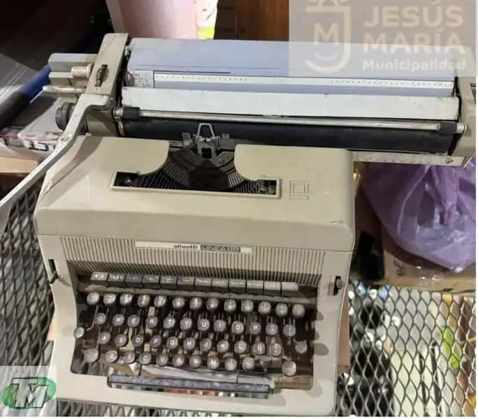 MAQUINA de ESCRIBIR Marca OLIVETTI color Beige