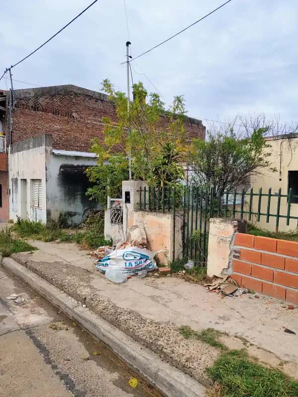 Inmueble dividido en tres construcciones a demoler