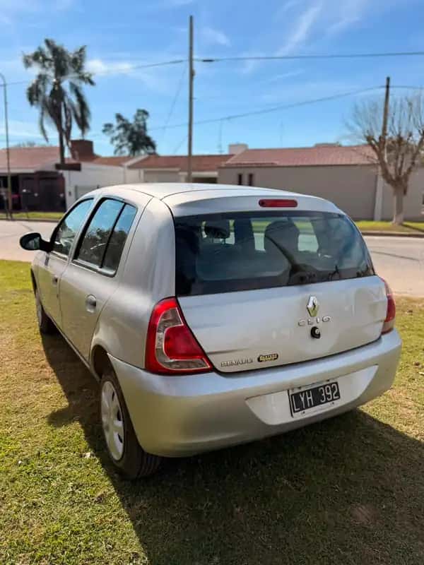 CLIO MÍO 5 PUERTAS CON AIRE Y DIRECCIÓN - AÑO 2013
