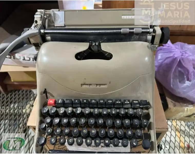 MAQUINA de OLIVETTI color Beige