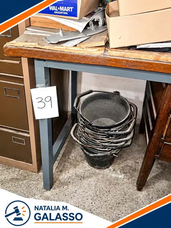 Par de mesas de trabajo caño y madera lustrada