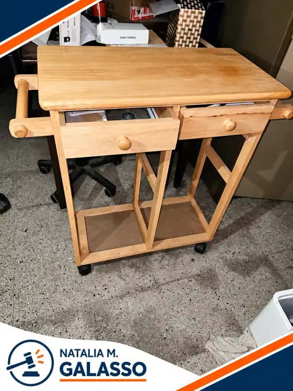 Mesa de madera tipo desayunador con cajoncitos
