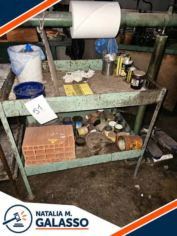 Mesa de trabajo + de chapa con estante y con morsa