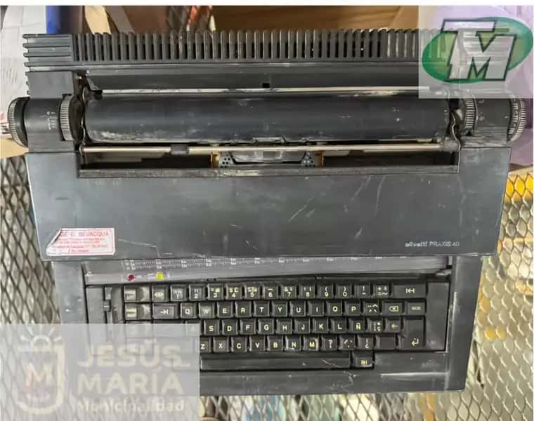 MAQUINA de ESCRIBIR Marca OLIVETTI color Negra