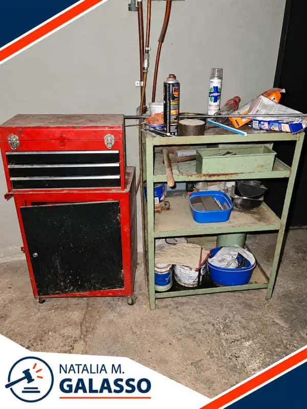 Caja de herramientas roja + mesa de trabajo metal