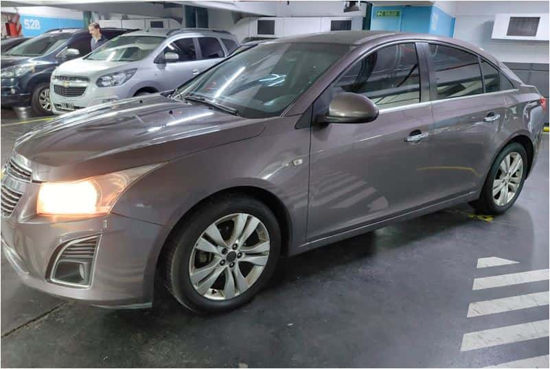 UN AUTOMÓVIL, USADO, FUNCIONANDO, MARCA CHEVROLET, MODELO CRUZE 1.8 LTZ, MOTOR Nº F18D4499406KA, CHASIS Nº KL1PM5E54DK149629, TIPO SEDÁN 4 PUERTAS, MODELO AÑO 2013. POSEE: TABLERO DE INSTRUMENTOS, CLIMATIZADOR, PANTALLA TOUCH MULTIFUNCIÓN, ALZA CRISTALES Y ESPEJOS CON COMANDOS ELÉCTRICOS, CIERRE CENTRALIZADO, AIRBAG, TECHO SOLAR ELÉCTRICO, CAJA DE VELOCIDADES, DIFERENCIAL, DIRECCIÓN ASISTIDA, Y CINCO RUEDAS ARMADAS CON CUBIERTAS DE USO, CON DETERIOROS GENERALES, PEQUEÑAS AVERÍAS, DESARMES E INCOMPLETO. DOMINIO NBK558.- KM 188116.-