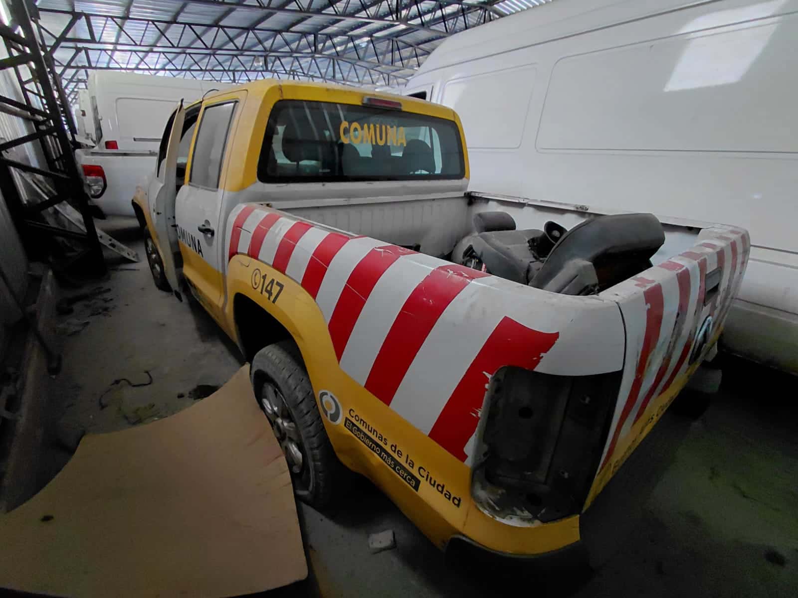 UNA CAMIONETA, USADA, SIN FUNCIONAR, MARCA VOLKSWAGEN, MODELO AMAROK 2.0D TDI 4X2 ST, BLOCK DE MOTOR DESMONTAO NRO. CDC 025836, CHASIS NRO. 8AWDB42H8BA022159, MODELO AÑO 2010, TIPO PICK UP DOBLE CABINA (SEGUN TITULO DE PROPIEDAD TIPO PICK UP). POSEE: DIFERENCIAL, COLUMNA DE DIRECCION Y CUATRO RUEDAS ARMADAS CON CUBIERTAS DE MOVIMIENTO. CON DETERIOROS GENERALES, AVERIAS DE CHOQUE, DESARMES Y MUY INCOMPLETA.- DOMINIO JLU902.-