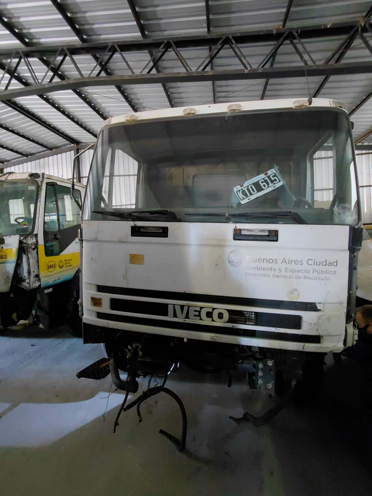 UN CHASIS DE CAMION CON CABINA, USADO SIN FUNCIONAR, MARCA IVECO, MODELO 170E 22, MOTOR NRO F4AE0651D*6071057* SIN TAPA DE CILINDROS, CHASIS NRO. 8ATA1NFH0CX079753, MODELO AÑO 2011, TIPO CHASIS CON CABINA. POSEE: TABLERO DE INSTRUMENTOS, DIFERENCIAL, DIRECCION ROTA E INCOMPLETA Y CUATRO RUEDAS ARMADAS CON CUBIERTAS DE MOVIMIENTO. CON DETERIOROS GENERLES, AVERIAS, DESARMES Y MUY INCOMPLETO. DOMINIO KTO615. DIESEL.-