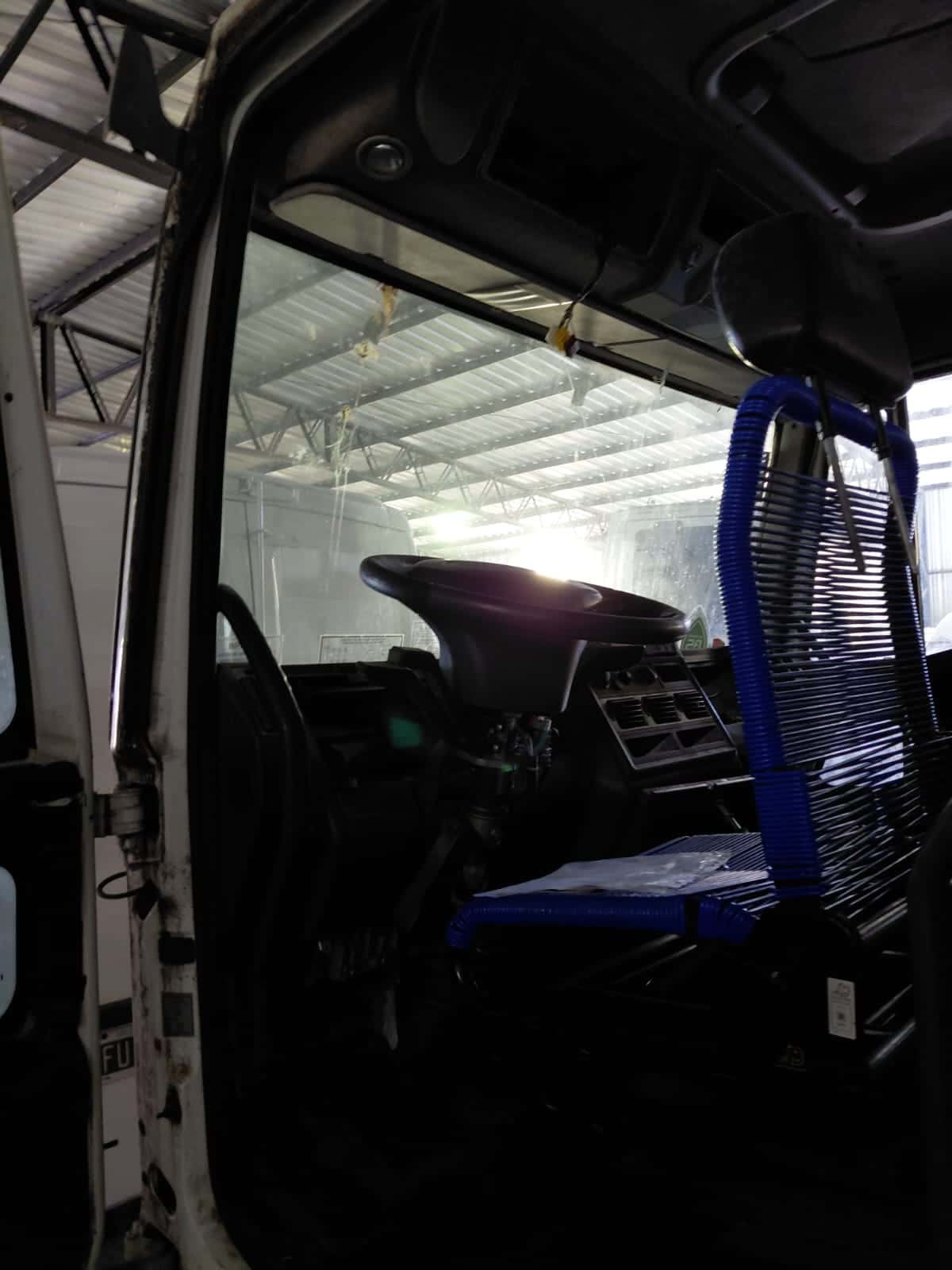 UN CHASIS DE CAMION CON CABINA, USADO SIN FUNCIONAR, MARCA IVECO, MODELO 170E 25, MOTOR NRO. F4AEE681F*6074627* SIN TAPA DE CILINDROS, CHASIS NRO. 8ATA1PJH0CX081085 ,MODELO AÑO 2011, TIPO CHASIS CON CABINA. POSEE: CALEFACTOR INCOMPLETO,CAÑONERA DE DIFERENCIAL, DIRECCION ROTA E INCOMPLETA Y CINCO RUEDAS ARMADAS CON CUBIERTAS DE MOVIMIENTO. CON DETERIOROS GENERLES, AVERIAS, DESARMES Y MUY INCOMPLETO. DOMINIO KTK252. DIESEL.-