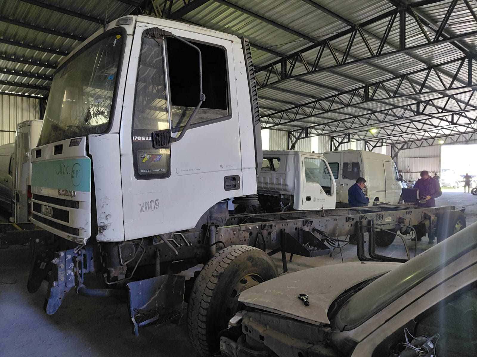 UN CHASIS DE CAMION CON CABINA USADO, SIN FUNCIONAR, MARCA IVECO MODELO 170E 22 RSU, BLOCK DE MOTOR NRO RPA602647, CHASIS NRO 8ATA1NFH0DX084615, MODELO AÑO 2013, TIPO CHASIS CON CABINA POSEE: COLUMNA DE DIRECCION, PARABRISAS ROTO Y CUATRO RUEDAS ARMADAS CON CUBIERTAS DE MOVIMIENTO. CON DETERIOROS GENERALES, AVERIAS, DESARMES Y MUY INCOMPLETO. DOMINIO MRT776. DIESEL.