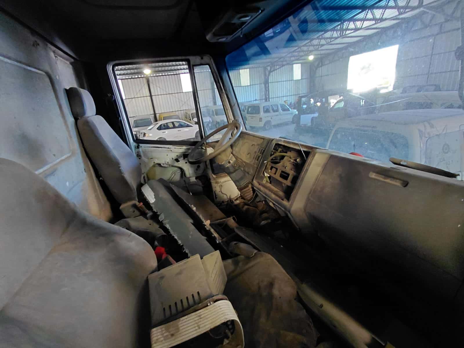 UN CHASIS DE CAMION CON CABINA USADO, SIN FUNCIONAR, MARCA IVECO MODELO 170E 22, BLOCK DE MOTOR NRO. F4AE0681D*6074951, CHASIS NRO. 8ATA1NFH0CX081095, MODELO AÑO 2011, TIPO CHASIS CON CABINA POSEE: TABLERO DE INTRUMENTOS (ROTO), DIFERENCIAL SIN CARDAN, COLUMNA DE DIRECCION, Y CUATRO RUEDAS ARMADAS CON CUBIERTAS DE MOVIMIENTO. CON DETERIOROS GENERALES, AVERIAS, DESARMES Y MUY INCOMPLETO. DOMINIO KTO611. DIESEL.