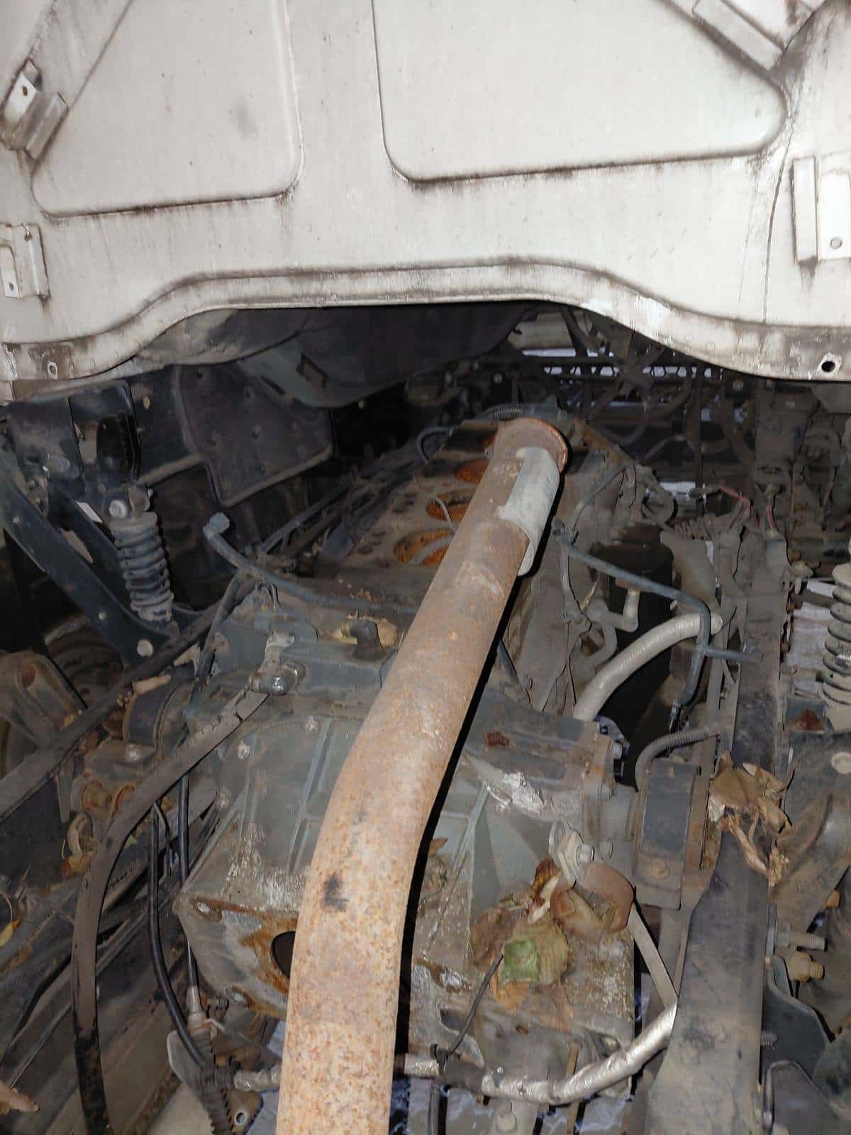UN CHASIS DE CAMION CON CABINA USADO, SIN FUNCIONAR, MARCA FORD, MODELO CARGO 1517, BLOCK DE MOTOR NRO. 36401211, CHASIS NRO.9BFXEAFU1DBS24040, MODELO AÑO 2013, TIPO CHASIS CON CABINA. POSEE: DIFERENCIAL (CAÑONERA), COLUMNA DE DIRECCION, PARABRISAS ROTO Y CINCO RUEDAS ARMADAS CON CUBIERTAS DE MOVIMIENTO. CON DETERIOROS GENERALES, AVERIAS, DESARMES Y MUY INCOMPLETO. DOMINIO MFN777. DIESEL