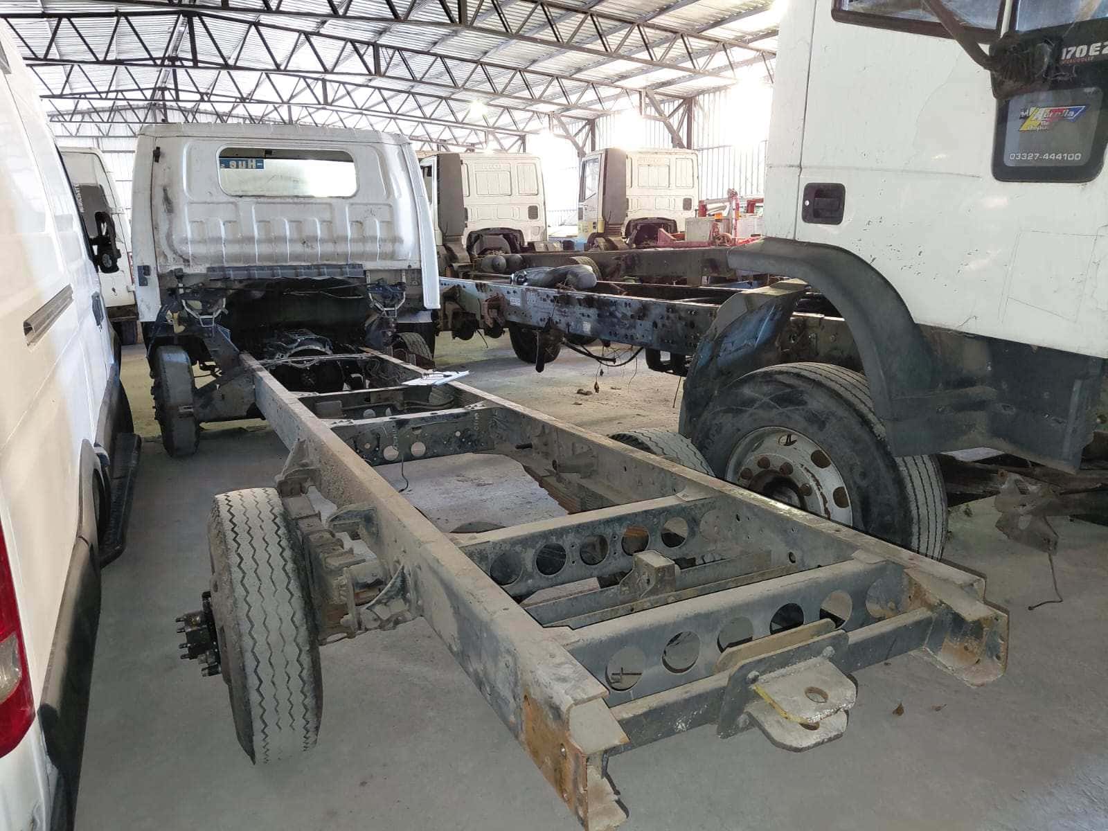 UN CHASIS DE CAMION CON CABINA USADO, SIN FUNCIONAR, MARCA CHEVROLET, MODELO NPR, BLOCK DE MOTOR NRO. 4HF104000308, CHASIS NRO. 9BG331NCXWC000557, MODELO AÑO 1999, TIPO CHASIS CON CABINA .POSEE: DIFERENCIAL (CAÑONERA), COLUMNA DE DIRECCION, Y CUATRO RUEDAS ARMADAS CON CUBIERTAS DE MOVIMIENTO. CON DETERIOROS GENERALES, AVERIAS, ESARMES Y MUY INCOMPLETO. DOMINIO CXU488. DIESEL.