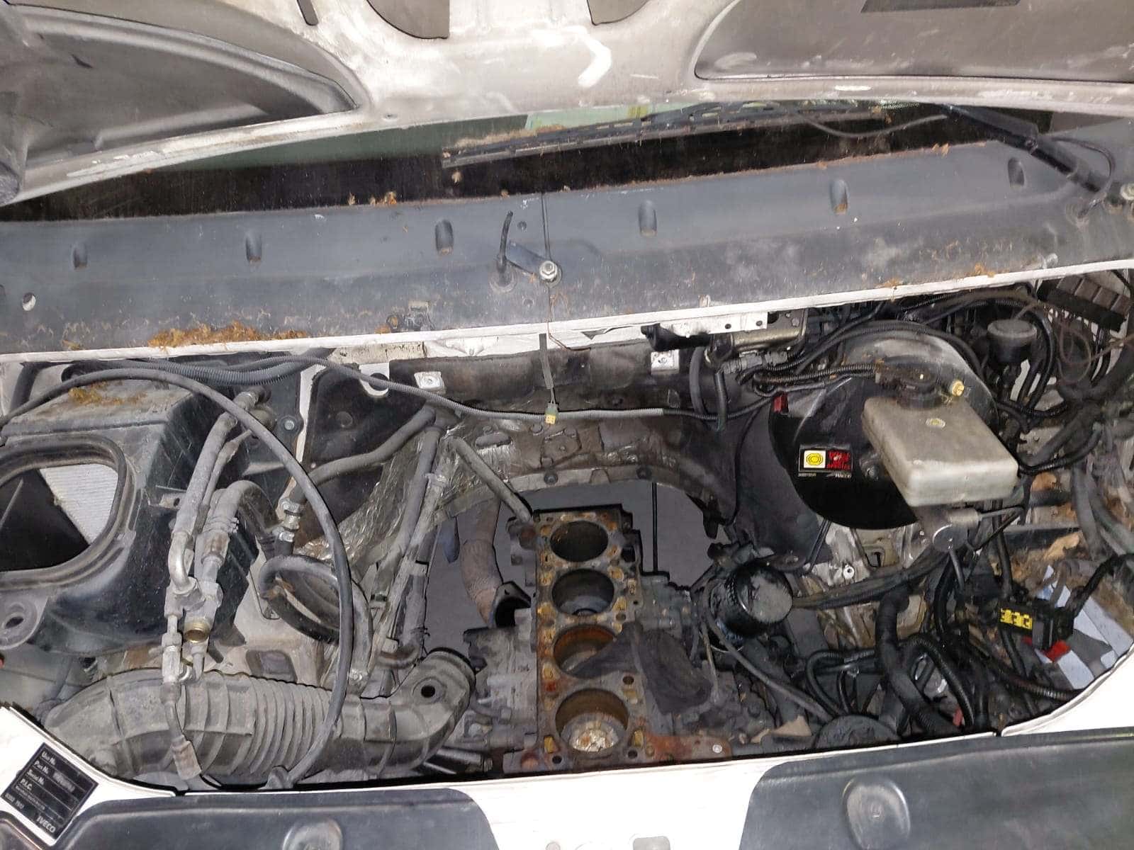 UN CAMION USADO, SIN FUNCIONAR, MARCA IVECO, MODELO DAILY 55C16 PASO 3300, MOTOR NRO. 7120839, CHASIS NRO. 93ZK53B01C8430893, TIPO TRANSP. DE PASAJEROS, MODELO AÑO 2012. POSEE: SERVO FRENO, TABLERO DE INSTRUMENTOS, UNA PUERTA LATERAL CORREDIZA, DOS PUERTAS TRASERAS BATIENTES, DIFERENCIAL, (CAÑONERA), DIRECCION INCOMPLETA, Y CUATRO RUEDAS ARMADAS CON CUBIERTAS DE MOVIMIENTO.- CON DETERIOROS GENERALES , AVERIAS DE DESARMES E INCOMPLETO. DOMINIO LFU585.- DIESEL.-