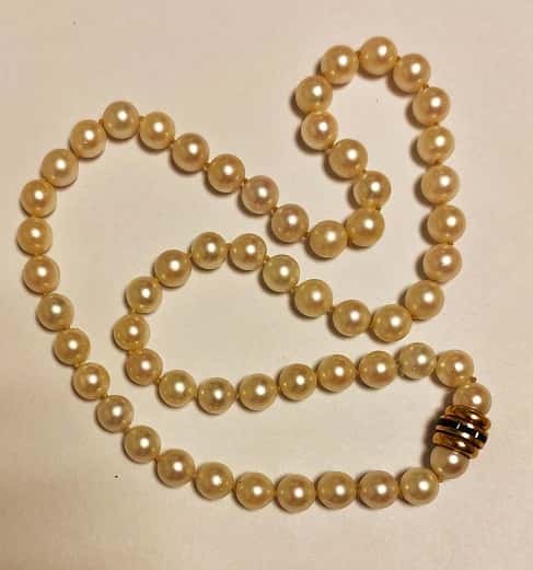 UN COLLAR DE UN HILO DE PERLAS DE CULTIVO DE 8 MM APROX.CADA UNA CON CIERRE DE ORO KTE 18 CON ZAFIROS. MEDIDA 52 CM. DETERIOROS EN GRAL.