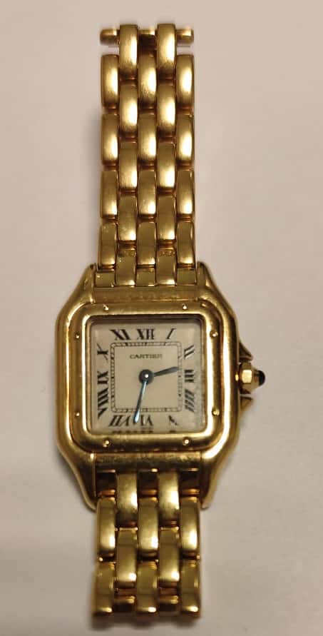 UNA PULSERA ARTICULADA CON CAJA DE RELOJITO MARCA CARTIER REALIZADOS EN ORO KTE 18, MAQUINA SIN VERIFICAR, NO FUNCIONA, CAJA CERRADA. ZAFIRO EN LA CORONA (INF LAB 86401). DETERIOROS EN GRAL. PESO APROX. 64,4 GRS.