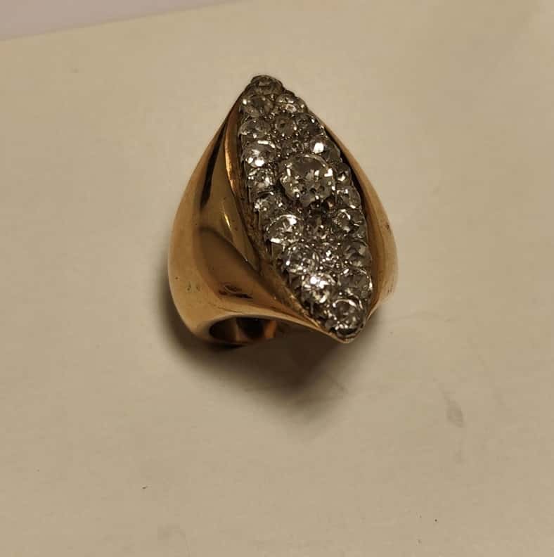 UN ANILLO REALIZADO EN ORO KTE 18 CON BRILLANTE CENTRAL Y BRILLANTES COMPLEMENTARIOS QTE 2,40 TOTAL APROX. (DEFECTOS, LAPIDACION IRREGULAR). PESO APROX. 17,2 GRS. MEDIDA 14. DETERIOROS EN GRAL.
