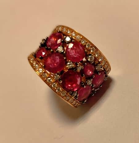 IMPORTANTE ANILLO REALIZADO EN ORO KTE 18, ENGARCES DE ORO BLANCO CON BRILLANTES QTE 1,00 TOTAL APROX. (DEFECTOS) Y RUBIES (LAB INF 86348). PESO APROX. 19,7 GRS. MEDIDA 15. DETERIOROS EN GRAL.