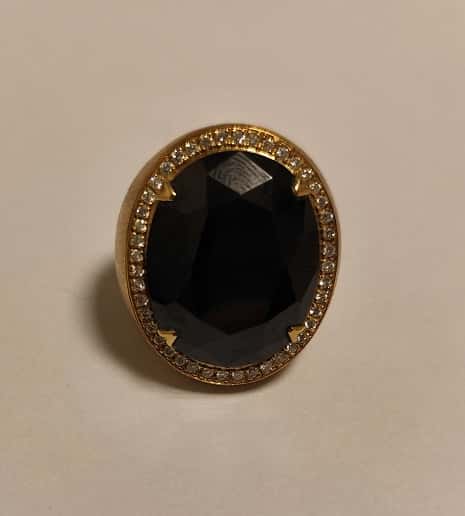 IMPORTANTE ANILLO REALIZADO EN ORO KTE 18 CON BRILLANTES QTE 0,50 TOTAL APROX. (DEFECTOS) Y ZIRCONIA CUBICA NEGRA.(LAB INF 86348). PESO APROX. 25,2 GRS. MEDIDA 216. DETERIOROS EN GRAL.