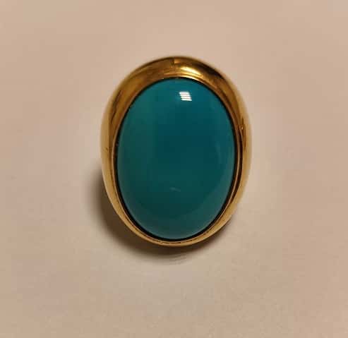 UN ANILLO REALIZADO EN ORO KTE 18 CON MATERIAL VIDRIADO. (LAB INF 86395) MEDIDA 16. PESO APROX. 26,3 GRS. DETERIOROS EN GRAL.