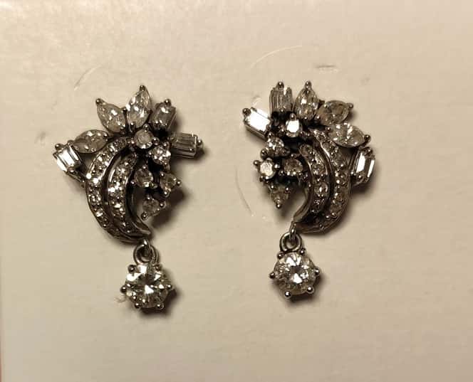 UN PAR DE AROS A PRESION REALIZADOS EN PLATINO Y ORO BLANCO KTE 18 CON BRILLANTES QTE 1,50 TOTAL APROX. (DEFECTOS) Y DIAMANTES TALLAS BAGUETTE Y NAVETTE QTE 2,00 TOTAL APROX. (DEFECTOS). PESO TOTAL APROX. 7,2 GRS, DETERIOROS EN GRAL.
