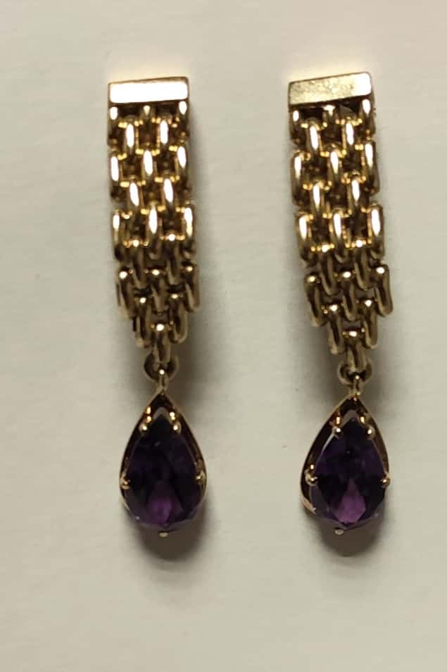 UN PAR DE AROS CLIP CON PASANTE DE ORO KTE 18 CON ZAFIROS SINTETICOS VIOLACEOS. (LAB INF 86526) PESO TOTAL APROX. 17,4 GRS. LARGO 5 CM. DETERIOROS EN GRAL.