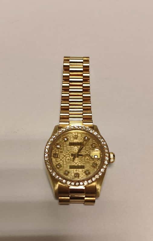 UNA PULSERA ARTICULADA CON RELOJITO DE ORO KTE 18 MARCA ROLEX, MOD. DATE-JUST, CON BRILLANTES EN EL ARCO DEL CUADRANTE QTE 0,90 TOTAL APROX. (DEFECTOS) Y BRILLANTES EN EL CUADRANTE. MAQUINA SIN CONTROLAR. PESO TOTAL APROX. 96.7 GRS. DETERIOROS EN GRAL. MEDIDA APROX. 16 CM