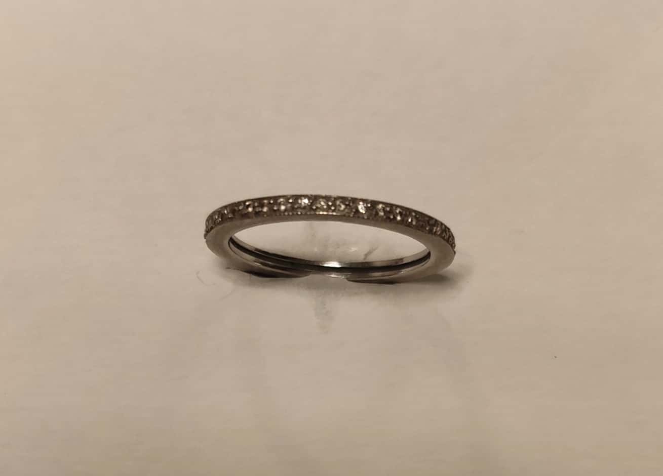 UN ANILLO RIVIERE REALIZADO EN ORO BLANCO KTE 18 CON BRILLANTES QTE0,20 TOTAL APROX.(DEFECTOS) MEDIDA 20. PESO APROX. 2,3 GRS. DETERIOROS EN GRAL.