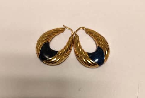UN PAR DE AROS REALIZADOS EN ORO KTE 18 CON ESMALTE AZUL. DETERIOROS EN GRAL. PESO TTAL APROX. 8,9 GRS, LARGO 38 MM.