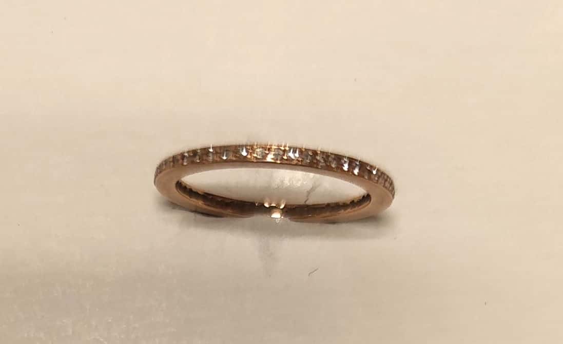 UN ANILLO REALIZADO EN ORO ROSADO KTE 18 CON BRILLANTES QTE 0,20 TOTAL APROX. (DEFECTOS). PESO APROX. 1,8 GRS. MEDIDA 15. DETERIOROS EN GRAL.