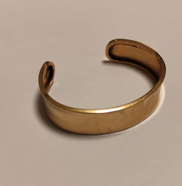 UNA PULSERA RIGIDA ABIERTA REALIZADA EN ORO KTE 18. MEDIDA ANCHO 58 MM. PESO APROX. 19,5 GRS.DETERIOROS EN GRAL.