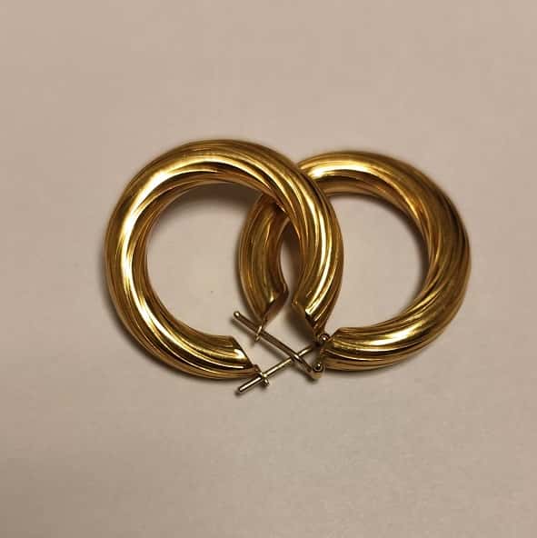 UN PAR DE AROS REALIZADOS EN ORO KTE 18. PESO APROX. 11,4 GRS. DIAMETRO EXTERIOR 32 MM. DETERIOROS EN GRAL.