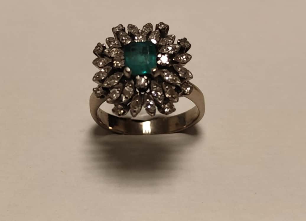 UN ANILLO REALIZADO EN ORO BLANCO KTE 18 CON BRILLANTES QTE. 0,90 TOTAL APROX. Y ESMERALDA. (INF LAB 86301). MEDIDA 20. PESO APROX. 8,4 GRS