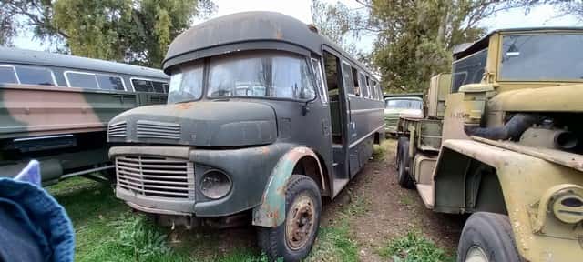 UN OMNIBUS, USADO, SIN FUNCIONAR, MARCA MERCEDES BENZ, MODELO LO 1112/48, SIN MOTOR, CHASIS NRO. 341.012-10-011802, MODELO AÑO 1971, TIPO TRANSPORTE DE PASAJEROS (SEGÚN TÍTULO 28). POSEE: DIFERENCIAL, DIRECCION, PASAJEROS 29+1 Y 4 RUEDAS ARMADAS CON CUBIERTAS DE MOVIMIENTO. SIN LUNETA TRASERA. CON DETERIOROS GENERALES, AVERÍAS, DESARMES E INCOMPLETO. NI 16470- DOMINIO WRQ801. –