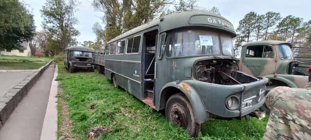 UN OMNIBUS, USADO, SIN FUNCIONAR, MARCA MERCEDES BENZ, MODELO LO 1112/48, SIN MOTOR, CHASIS NRO. 341.012-10-011822, MODELO AÑO 1971, TIPO CHASIS SIN CABINA. POSEE: TABLERO DE INSTRUMENTOS ROTO, CAJA DE VELOCIDADES, DIFERENCIAL, DIRECCION, PASAJEROS 29+1 Y SEIS RUEDAS ARMADAS CON CUBIERTAS DE MOVIMIENTO. SIN CAPOT. CON DETERIOROS GENERALES, AVERÍAS, DESARMES E INCOMPLETO. NI16490- DOMINIO WRT475.