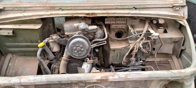 UN CAMIÓN, USADO, SIN FUNCIONAR, MARCA MERCEDES BENZ, MODELO UNIMOG 416, MOTOR NRO. 341.918-10-000497, CHASIS NRO. 426124-10-000456, MODELO AÑO APROX. 1969, TIPO TRANSPORTE DE CARGA. POSEE: BOMBA INYECTORA, TABLERO DE INSTRUMENTOS INCOMPLETO, CAJA DE VELOCIDADES, DOS DIFERENCIALES, DIRECCIÓN INCOMPLETA, CABINA, PARABRISAS, CAJA DE CARGA METÁLICA, MALACATE DESMONTADO, Y CUATRO RUEDAS ARMADAS CON CUBIERTAS DE MOVIMIENTO CON DETERIOROS GENERALES, AVERÍAS, DESARMES Y MUY INCOMPLETO. NI 31553. SIN DOMINIO.