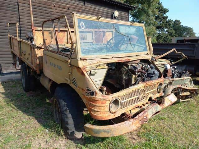 UN CAMIÓN, USADO, SIN FUNCIONAR, MARCA MERCEDES BENZ, MODELO UNIMOG 416, MOTOR NRO. (SIN PLACA IDENTIFICATORIA, SIN TAPA DE VÁLVULA Y DESMONTADO), CHASIS NRO. 426124 10 000114, MODELO AÑO APROX. 1969, TIPO TRANSPORTE DE CARGA, POSEE: BOMBA INYECTORA(INCOMPLETA), RADIADOR (DESMONTADO), DOS DIFERENCIALES, CAJA DE CARGA METÁLICA CON PUERTAS LATERALES, PORTON TRASERO Y CUATRO RUEDAS ARMADAS CON CUBIERTAS DE MOVIMIENTO. CON DETERIOROS GENERALES, AVERÍAS DE CHOQUE, DESARMES Y MUY INCOMPLETO. NI 31755