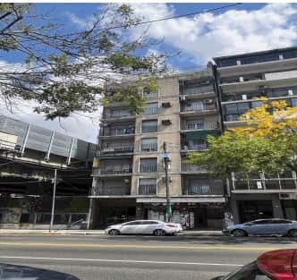 INMUEBLE SITUADO EN AV. LA PLATA 1115/17, PISO 2°, DEPTO 7, UNIDAD FUNCIONAL N° 7. – CABA. El departamento se encuentra ubicado al contrafrente del edificio. conforme al plano de mensura e identificado internamente por el número “7” en su puerta de acceso, el mismo está compuesto por: cocina con lavadero integrado, living-comedor; balcón corrido; dos dormitorios con placares empotrados; habitación de servicio con toilette y baño principal completo. SUPERFICIE: CUBIERTA: 76,92 M2 BALCÓN: 10,02 M2. TOTAL U.F. 86,94 M2. NOMENCLATURA. CATASTRAL CIRCUNSCRIPCIÓN: 6, SECCIÓN: 40, MANZANA: 137, PARCELA: 11.