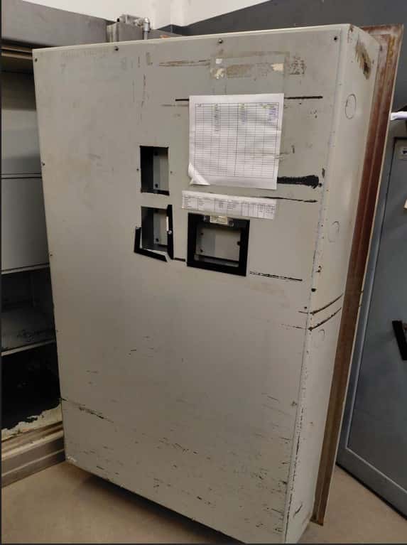 DOS COFRES USADOS MANUFACTURADOS POR METALÚRGICA HNOS S.A. IDENTIFICADO CON NÚMERO DE INVENTARIO. 01336 Y 01337; CONSTRUIDOS EN HORMIGÓN Y CHAPA DE ACERO, DIMENSIONES EXTERIORES APROXIMADAS DE CADA UNA: 1.87 M. DE ALTO POR 1.25 M. DE ANCHO Y 1.20 M. DE PROFUNDIDAD. PESO APROX. DE CADA UN 4500 KG. POSEE CADA COFRE: UNA PUERTA FRONTAL CON BISAGRAS EXTERNAS REFORZADAS, SISTEMA DE CIERRE MECÁNICO CENTRAL TIPO VOLANTE, (SIN CERRADURAS DE COMBINACIÓN NUMÉRICA). EN SU INTERIOR PRESENTA DOS COFRES SECUNDARIOS INDEPENDIENTES (SIN CERRADURAS MECÁNICAS) Y ESTANTES. CON DETERIOROS GENERALES, AVERÍAS, DESARMES E INCOMPLETOS. SE VENDE EN EL ESTADO QUE SE ENCUENTRA Y EXHIBE.
