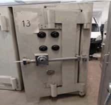 UN COFRE DE SEGURIDAD, USADO, MANUFACTURADO POR LA GUARDIANA S.A., IDENTIFICADO CON NÚMERO DE INVENTARIO 9384. CONSTRUIDO EN HORMIGÓN Y CHAPA DE ACERO, DIMENSIONES EXTERIORES APROXIMADAS: 1,85 M. DE ALTO POR 1,15 M. DE ANCHO Y 1.05 M. DE PROFUNDIDAD. PESO APROX. 3500 KG. POSEE UNA PUERTA FRONTAL CON BISAGRAS EXTERNAS REFORZADAS, SISTEMA DE CIERRE MECÁNICO CENTRAL TIPO VOLANTE (INCOMPLETO), CUÁDRUPLE CERRADURA DE COMBINACIÓN NUMÉRICA. EN SU INTERIOR PRESENTA UN COFRE SECUNDARIO INDEPENDIENTE, CON DOS CERRADURAS DE COMBINACIÓN NUMÉRICA Y CERRADURA MECÁNICA, ESTANTES INFERIORES. CON DETERIOROS GENERALES, AVERÍAS, DESARMES E INCOMPLETO. SE VENDE EN EL ESTADO QUE SE ENCUENTRA Y EXHIBE.